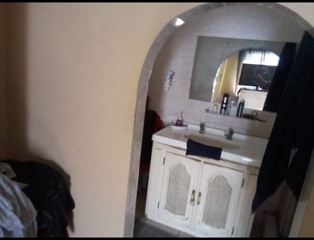 2 BEDROOM TOWNHOUSE FOR SALE IN VANDERBIJLPARK CE 2..